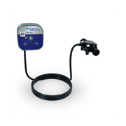 Dispositivo BRITA iQ Meter con panel frontal azul, indicador LED, cable de conexión y sensor de caudal para sistemas profesionales de filtración de agua.